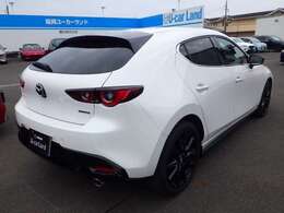 MAZDA3は光の映り込みだけで、「面のうつろい」を表現し、見る場所、時間、天気によりさまざまな表情を見せ、見るたびに「このクルマにして良かった」と思っていただける車です。洗車も楽しくなります。