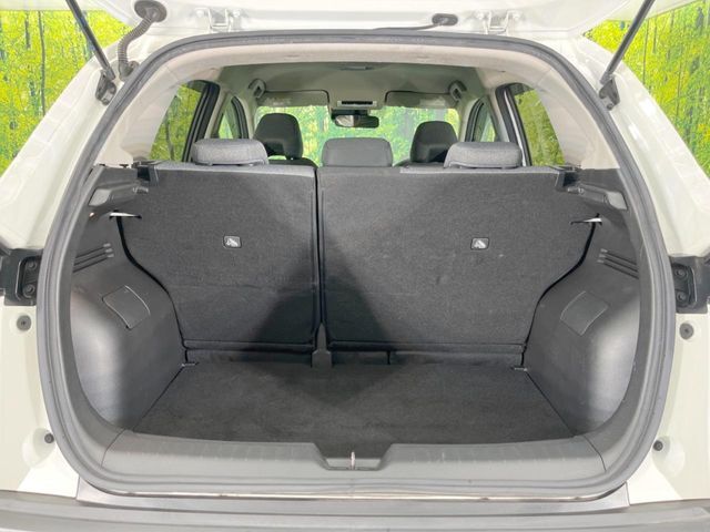 コンパクトカーですが、セカンドシートは十分な広さがあり快適にお乗りいただけます♪シートを倒して大きな荷物を積んだりと、用途の幅が広い1台です。