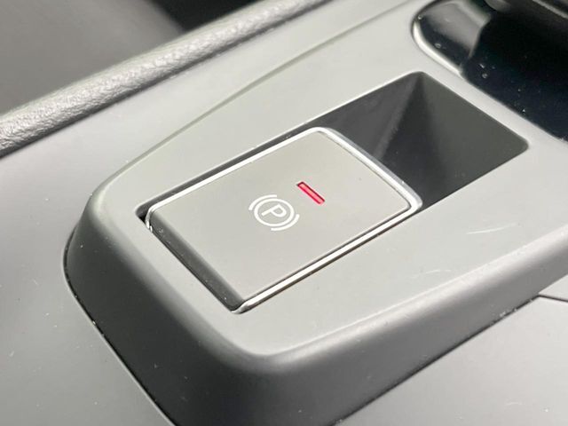 【電動パーキングブレーキ】パーキングブレーキは便利な電動式！ボタン一つで操作でき、アクセルを踏めば自動で解除されます♪レバーやペダルが無いので運転席廻りもすっきりしますね♪