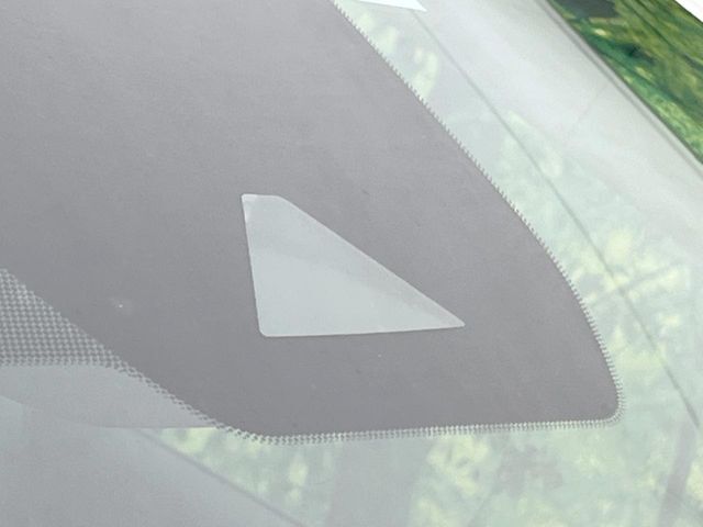 【エマージェンシーブレーキ】走行中に前方の車両等を認識し、衝突しそうな時は警報とブレーキで衝突回避と被害軽減をアシスト。より安全にドライブをお楽しみいただけます。