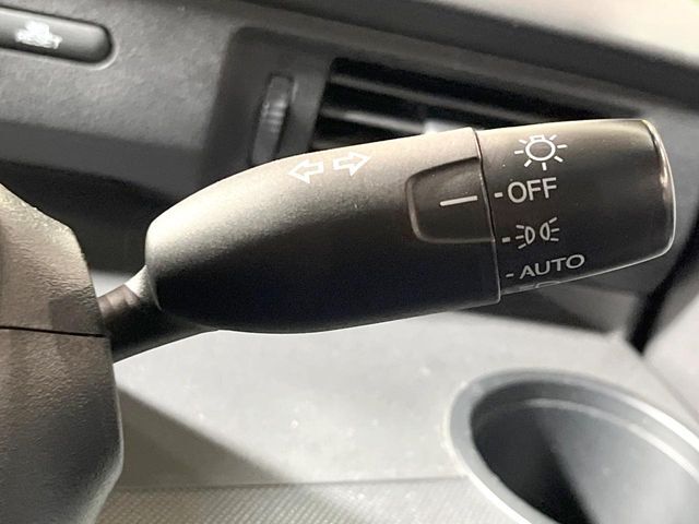 【オートライト】周りの明るさに応じて自動でヘッドライトの点灯・消灯ができる機能です！ライトの付け忘れ・消し忘れなどが無くなり、雨の日や夕方の走行も安心！トンネル通過時も便利ですね♪
