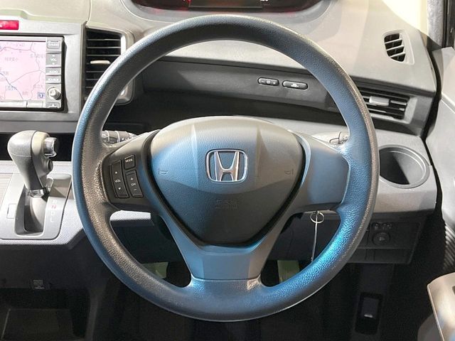 インテリアに合わせたデザインのステアリングは、運転される方のことも考え、運転しやすい形状、大きさです。是非一度、実際に触ってお確かめください。