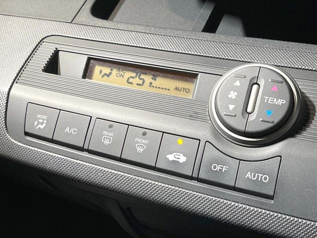 【オートエアコン】一度お好みの温度に設定すれば、車内の温度を検知し風量や温度を自動で調整。暑い…寒い…と何度もスイッチ操作をする必要はありません。快適な車内空間には必須の機能ですね♪