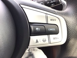 【アダプティブ・クルーズ・コントロール】予め設定した車速内でクルマが自動的に加減速。 前走車との適切な車間距離を維持しながら追従走行し、高速道路でのドライバーの疲労を軽減してくれる嬉しい機能付♪