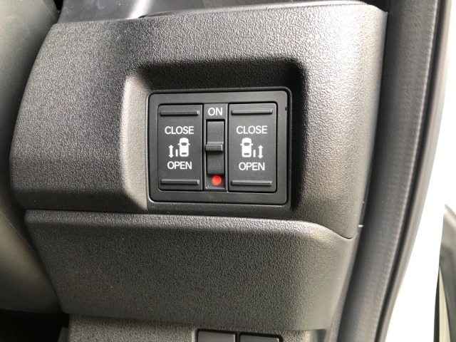 【両側電動スライドドア】リモコンや運転席のスイッチ操作のほか、ドアハンドルを少し引くだけでリアドアが自動開閉します♪