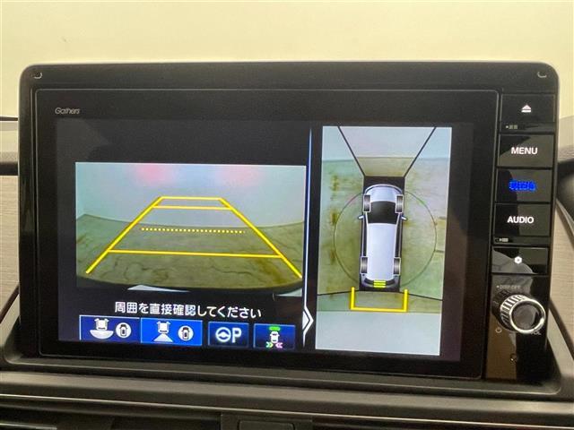 【マルチビューカメラシステム】まるでクルマを真上から見下ろしたかのような視点で駐車をサポートします！クルマの斜め後ろや真横など、前後左右の4つのカメラの映像が合成されて、モニターに映し出されます。