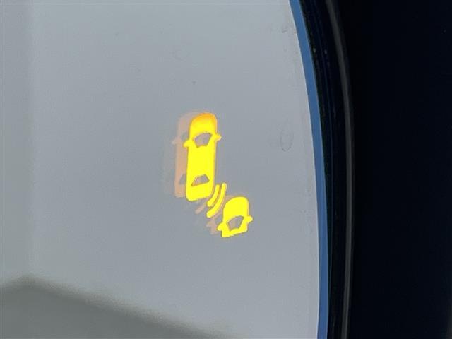 【BSM（ブラインドスポットモニター）】隣車線上の側方および後方から接近する車両を検知すると、検知した側のドアミラーが点灯。その状態でウインカーを出すと、インジケーターの点滅と警報音で警告します。