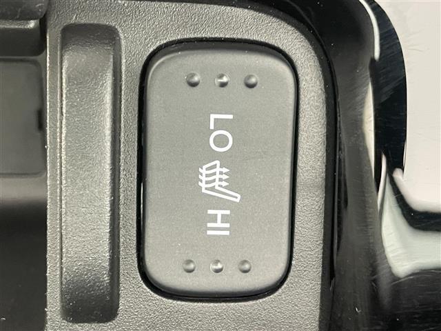 【シートヒーター】シートを温めてくれる暖房機器です！長時間座っていると負担が掛かりやすい背中や腰、または冬場などの寒い日に冷えやすい脚部に快適なぬくもりを伝えます。