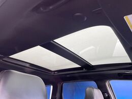 ●サンルーフ：開放感たっぷりの希少装備、サンルーフが装着されています！車内に明かりを取り入れたり景色を楽しむ以外にも、車内の空気も簡単に換気できて快適です！
