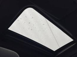 【サンルーフ】開放感たっぷりの希少装備、サンルーフが装着されています！車内に明かりを取り入れたり景色を楽しむ以外にも、車内の空気も簡単に換気できて快適です！