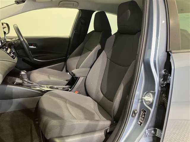 高いホールド性で運転姿勢が安定します。長距離ドライブでも疲れにくいのが魅力です。快適なドライビングライフをお送りください♪