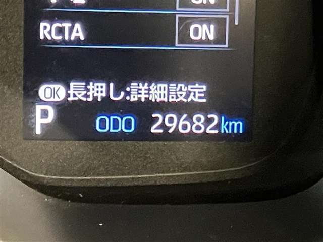 とっても見やすいメーターです。夜間時はラグジュアリーな気分にさせてくれる照明が魅力ですので、夜のドライブも楽しみになりますよ♪