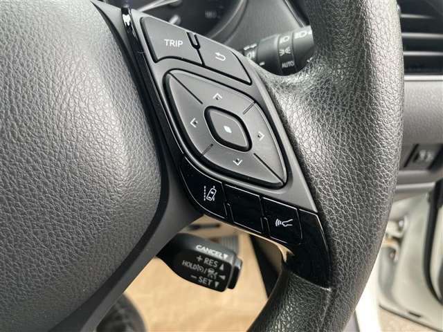 ■ステアリングスイッチ付き。前方から目を離すことなく操作することで安全性がUP♪