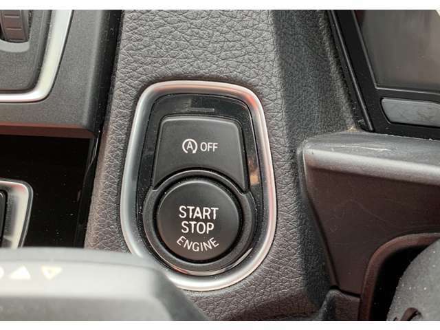 【エンジンスタートボタン】キーが車内にあればエンジンの始動は、ブレーキを踏んで、スタートボタンを押すだけ！バックからキーを取り出す手間も省けます！