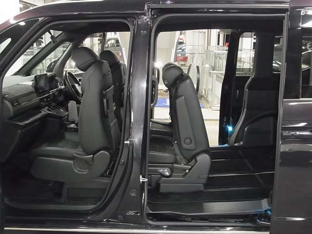 当社販売担当者、仕入担当者、リフトに持ち上げ車検検査員による下廻りチェックをクリアした高品質車を展示しております。