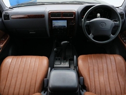 内装はシックなグレー×落ち着いたブラウンの組み合わせです。