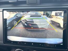 【バックカメラ】駐車時に後方がリアルタイム映像で確認できます。大型商業施設や立体駐車場での駐車時や、夜間のバック時に大活躍！運転スキルに関わらず、今や必須となった装備のひとつです！