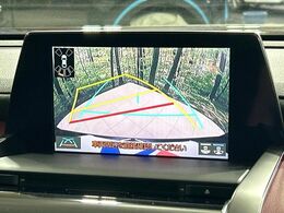 【バックカメラ】駐車時に後方がリアルタイム映像で確認できます。大型商業施設や立体駐車場での駐車時や、夜間のバック時に大活躍！運転スキルに関わらず、今や必須となった装備のひとつです！