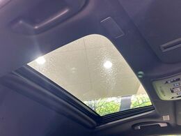 【ガラスルーフ】ガラスルーフ搭載で車内の解放感が一気にアップ！開放的なドライブをお楽しみいただけます。