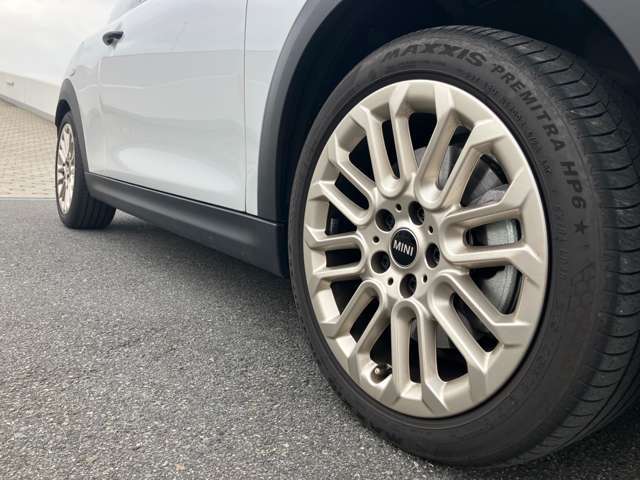 MINI純正アルミホイールです。納車時にはアルミホイールコーティングも承っております！是非ご検討下さいませ。