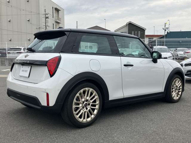 MINIのお車は、“駆け抜ける歓び”を体現しております。走行の安定性とコーナリングの良さを追求し、思い通りにハンドルの操作可能です。