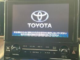 【メーカー純正ナビ】インテリアに溶け込むスタイリッシュな「専用設計」メーカーナビを装備♪視認性や操作性など基本性能にも優れ、より上質なカーライフをお楽しみいただけます。