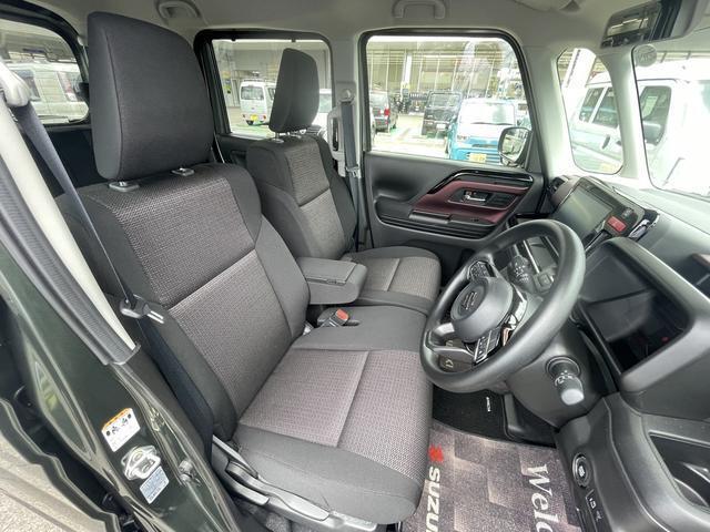 フロントシートはベンチシートです。インパネシフトで足元は広々。運転席と助手席はウォークスルーできます。