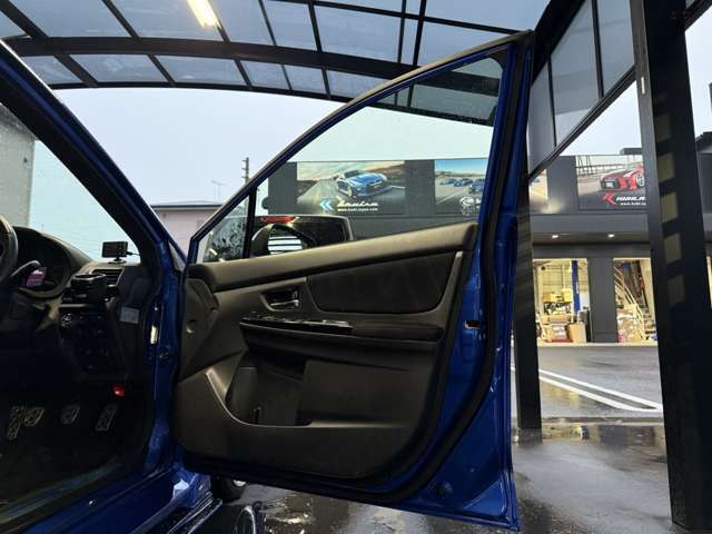 運転席側のドアパネルの写真です。大きな傷みや汚れは無く状態は良好です。WRXのインテリアがオシャレですね！USEDカーになりますので気になる方は是非店頭へ現車確認にご来店ください。
