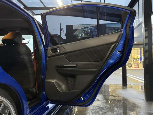 運転席側後席のドアパネルの写真です。大きな傷みや汚れは無く状態は良好です。WRXのインテリアがオシャレですね！USEDカーになりますので気になる方は是非店頭へ現車確認にご来店ください。