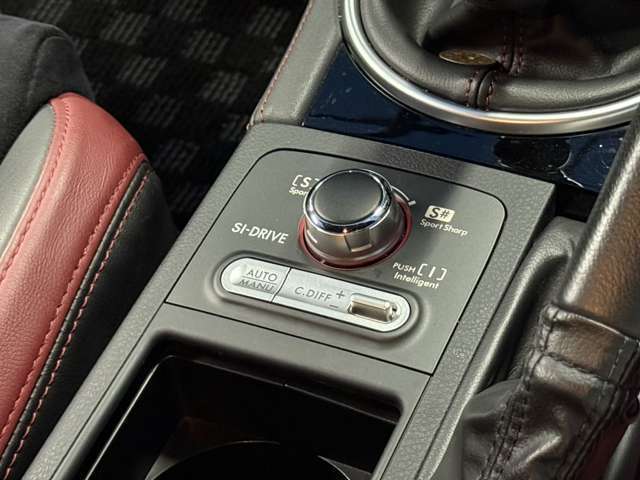 シフト下には、走行モードのセレクトスイッチが装着されております！また、デフに調整レバーも装備されております！モードセレクトでお好みの乗り味にカスタマイズ可能です！