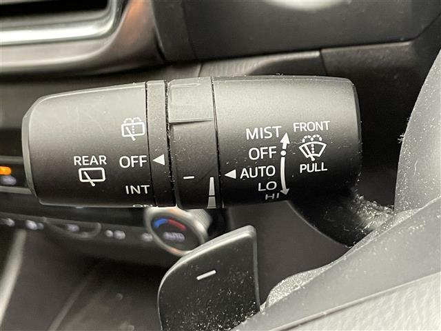 【オートワイパー（AUTO）】雨が降り出した時に、雨滴検出用センサー（レインセンサー）が雨滴を感知すると、自動でワイパーが動作します。