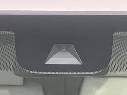 【ホンダセンシング】走行中に前方の車両等を認識し、衝突しそうな時は警報とブレーキで衝突回避と被害軽減をアシスト。より安全にドライブをお楽しみいただけます。