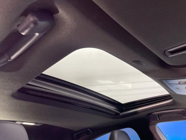 ●サンルーフ：開放感たっぷりの希少装備、サンルーフが装着されています！車内に明かりを取り入れたり景色を楽しむ以外にも、車内の空気も簡単に換気できて快適です！