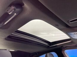 ●サンルーフ：開放感たっぷりの希少装備、サンルーフが装着されています！車内に明かりを取り入れたり景色を楽しむ以外にも、車内の空気も簡単に換気できて快適です！