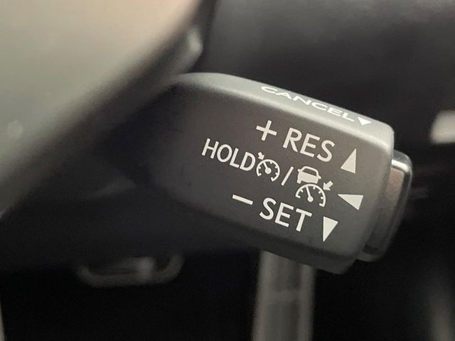 ●レーダークルーズコントロール：前の車との車間距離を一定にとりつつ、一定速度で自動走行してくれる次世代のクルーズコントロール！主に高速道路や自動車専用道路で使用する便利な機能です！