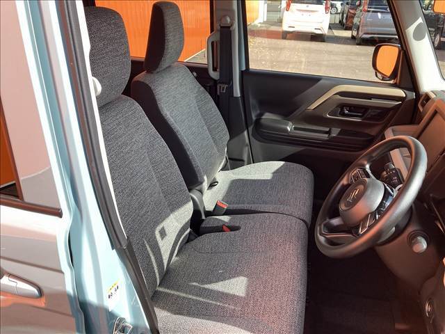 運転席シートは使用感が少なく、良好な状態になっております。前オーナーが綺麗に使っていたのがわかりますね。