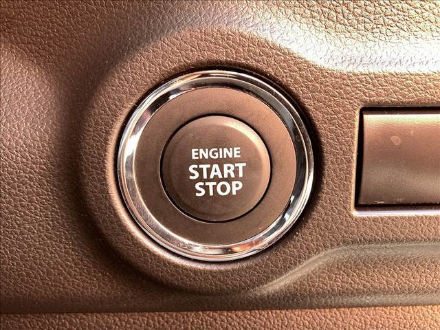 【スマートキー】鞄やポケットに入れた状態でもドアの施錠・解錠が可能です。鍵を取り出さなくてもエンジンの始動ができるので便利です♪