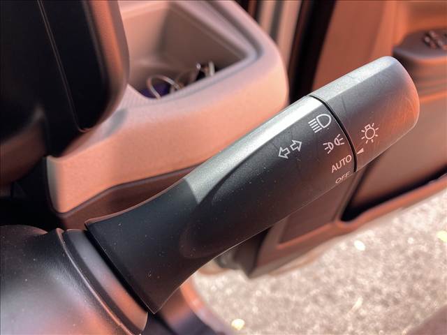 【オートライト】夜間、トンネル等で暗いと検知したら自動でライトが付きます。うっかり付け忘れることもないのでとても便利です。