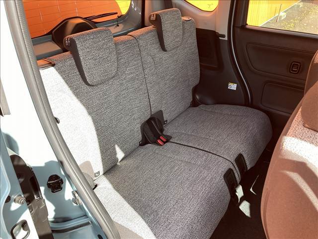 広々とした2列目は大人が乗っても快適にロングドライブが楽しめます。