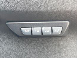 【メモリー機能付きパワーシート】ドライバーごとに設定したシート位置を記憶して、ボタン一つで切り替えできる便利な機能！運転する方が複数名いらっしゃるご家庭におすすめです♪