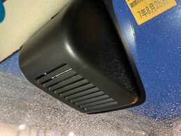 【三菱e-Assist】走行中に前方の車両等を認識し、衝突しそうな時は警報とブレーキで衝突回避と被害軽減をアシスト。より安全にドライブをお楽しみいただけます。