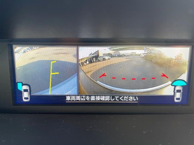 【フロント＆サイドカメラ】ドライバーから見にくい死角部分を映像で確認できる前方と左側面にカメラを装着。見通しがきかない場所や住宅密集地などを運転することが多い人におすすめの安心装備です。