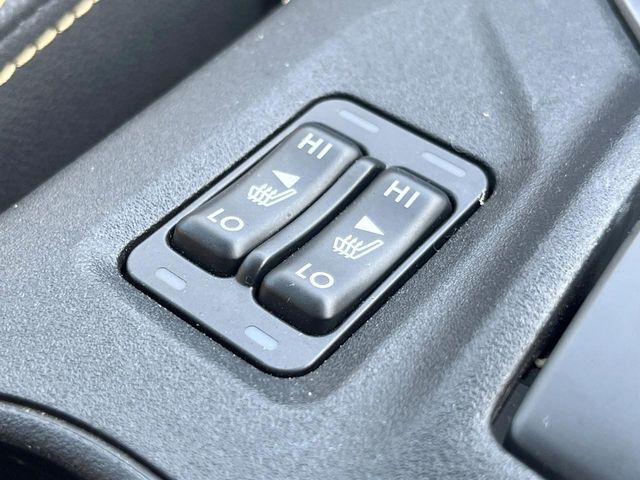 【シートヒーター】寒い日に重宝するシートヒーター！エアコンより早く温まってくれるので寒がりの人も安心ですね♪エアコンの温風は乾燥するから苦手、という方にもをおすすめです。