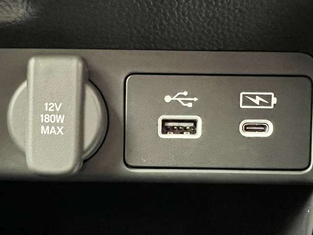 全列USBチャージャー搭載。線を繋ぐだけですぐ充電可能です。充電切れを気にすることなく快適にお過ごしいただけます♪