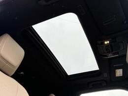 ムーンルーフ標準装備☆高級車やSUV車など幅広く好まれるメーカーオプション装備の一つが標準装備されています☆、車内に自然光の明るさを取り入れることができ、とても暖かく春先などには重宝します☆
