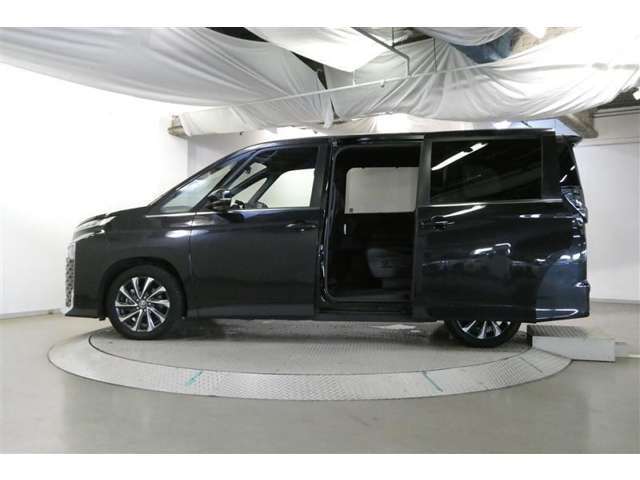 助手席側は電動スライドドアになってます。運転席やキーのリモコンで開閉できるので手が塞がっていても楽に積み降ろし出来ますよ。