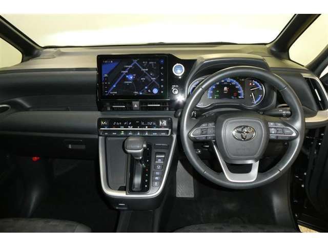運転席周りのレイアウトをご覧ください。ナビゲーションが綺麗に装着されすっきり収まってますね！