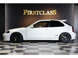 FIRST CLASSでは国産から高級輸入車、スーパーカーまで幅広く取り扱っております。