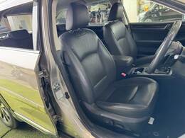 【ブラックレザーシート】人気メーカオプション。高級感溢れる車内を演出します。査定アップも見込める人気オプションです！