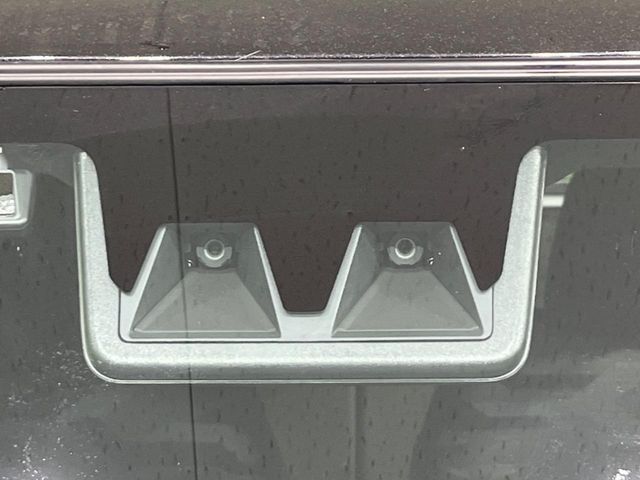 【スマートアシスト】走行中に前方の車両等を認識し、衝突しそうな時は警報とブレーキで衝突回避と被害軽減をアシスト。より安全にドライブをお楽しみいただけます。